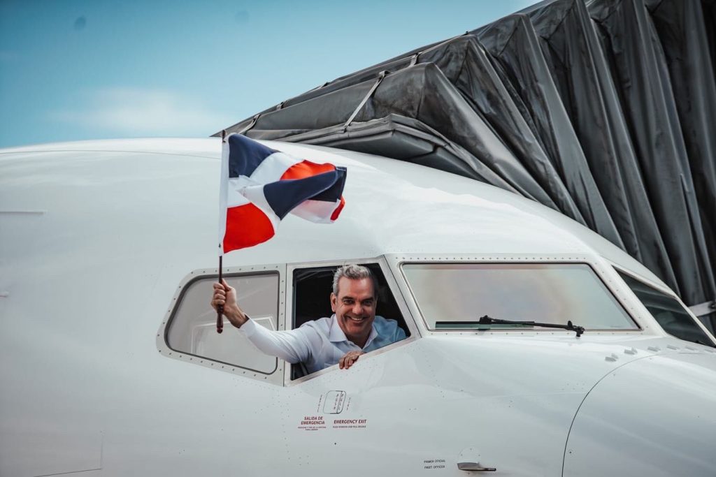 Abinader anuncia nueva ley para reducir costos de los pasajes aéreos de la diáspora